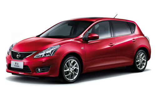 2012-Nissan0Tiida-5d-17.jpg