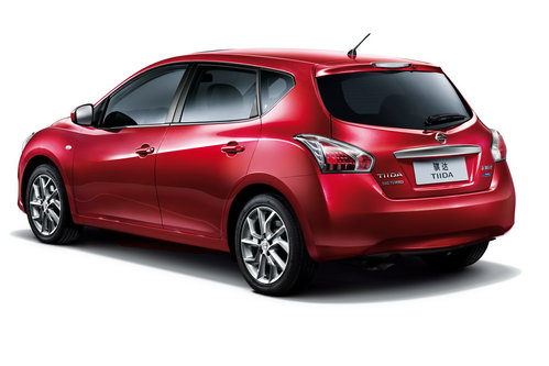 2012-Nissan0Tiida-5d-18.jpg