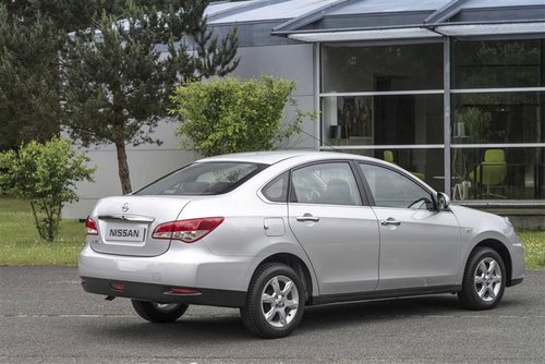 2013-Nissan-Almera-Sedan-Image-017-800.jpg
