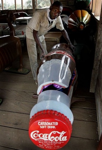 funny-coffins-from-ghana02.jpg