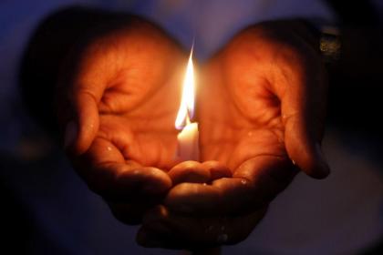 a-candlelight_vigil-1574466.jpg