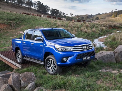 Toyota-HiLux_2016_1024x768_wallpaper_02.jpg