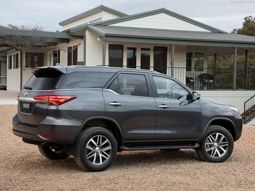 Toyota-Fortuner_2016_1024x768_wallpaper_0f.jpg