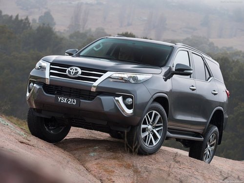 Toyota-Fortuner_2016_1024x768_wallpaper_02.jpg