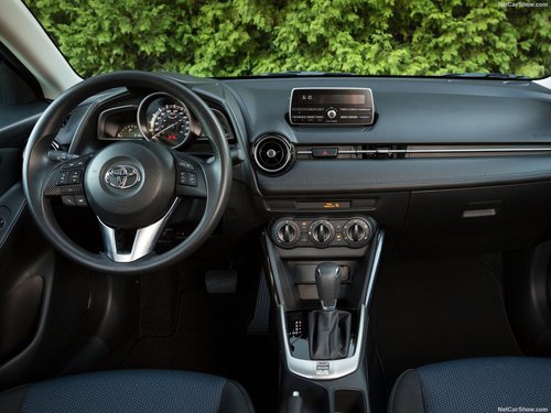 Toyota-Yaris_Sedan_2016_1024x768_wallpaper_21.jpg