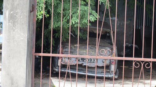 Rotting Austin Cambridge.jpg