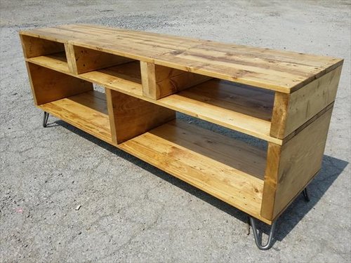pallet-TV-stand-with-hairpin-legs-2.jpg