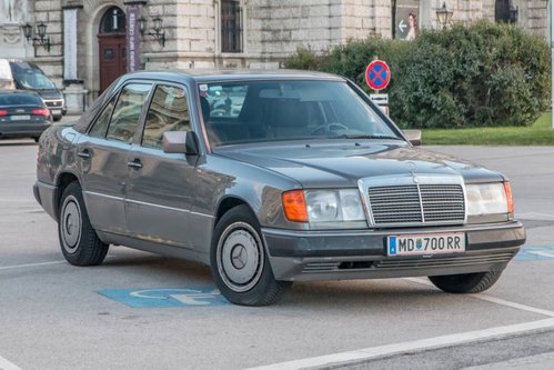 Mercedes-Benz_W_124_26.09.20_JM_(2).jpg